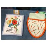 43 - FLORAL POT HOLDER AND MITT (D101)