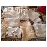 D - MIXED LOT OF TABLE LINENS (E23)