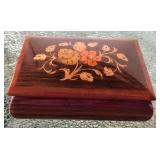 D - VINTAGE MUSICAL KEEPSAKE BOX (K53)