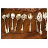 D - MIXED LOT VINTAGE SERVING UTENSILS (D106)