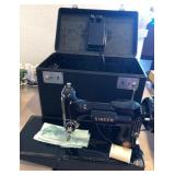 D - VINTAGE PORTABLE SINGER SEWING MACHINE (D124)