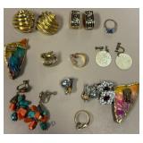 D - LOT OF COSTUME JEWELRY EARRINGS (J19)