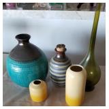 D - LOT OF FIVE DECORATIVE VASES (K106)