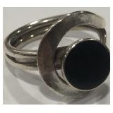 STERLING SILVER ONYX RING SIZE 7.5  5.7 GRS