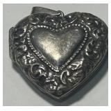 ANTIQUE STERLING SILVER HEART LOCKET 9 GRS