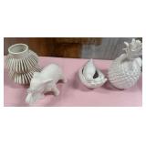 486 - WHITE CERAMIC VASE & FIGURINES (Z26)