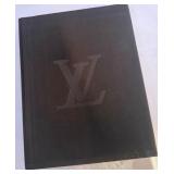 486 - LOUIS VUITTON COFFEE TABLE BOOK (Z146)