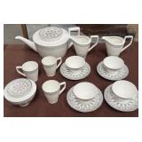 486 - VILLEROY & BOCH TEAPOT, TEACUPS, CREAMERS