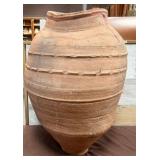 486 - RUSTIC STYLE CLAY POT 26'T (Z69)