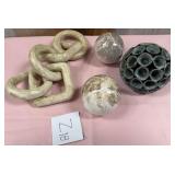 486 - DECORATIVE SPHERES & CARVED CHAIN (Z18)