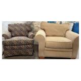 11 - LOT OF TWO UPHOLSTERED EASY CHAIRS (A5)
