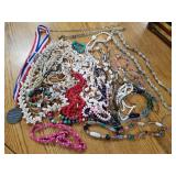 71 - MIXED LOT COSTUME JEWELRY (E1)