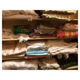 R - LARGE LOT OF LINENS(C25)