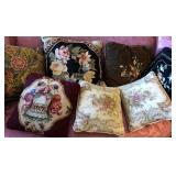R - MIXED LOT OF ACCENT PILLOWS (A11)