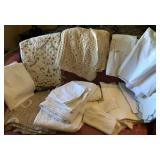 R - MIXED LOT OF TABLE LINENS (A12)