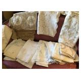 R - MIXED LOT OF TABLE LINENS (A13)