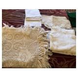 R - MIXED LOT OF TABLE LINENS (M5)