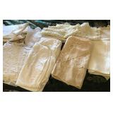 R - MIXED LOT OF TABLE LINENS (A15)