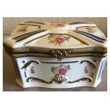 R - CERAMIC TRINKET BOX (P37)