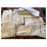 R - MIXED LOT OF TABLE LINENS (M4)