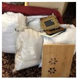 R - MIXED LOT OF BEDDING & FRAMES (M75)