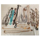 W - MIXED LOT OF COSTUME JEWELRY (L75)