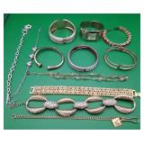 W - MIXED LOT OF COSTUME JEWELRY (L73)