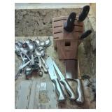 W - KITCHEN KNIVES, KNIFE BLOCK, SPOONS (K15)
