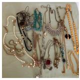 W - MIXED LOT OF COSTUME JEWELRY (L83)