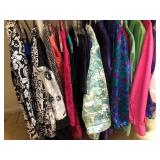 W - MIXED LOT OF WOMEN'S CLOTHING (M2)