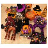 W - LOT OF HALLOWEEN DECORATIONS (B91)
