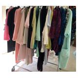 W - MIXED LOT OF WOMEN'S CLOTHING SIZE XL (M18)