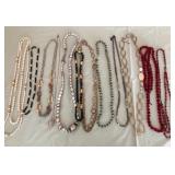 W - MIXED LOT OF COSTUME JEWELRY (L74)