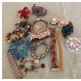 W - MIXED LOT OF COSTUME JEWELRY (L84)