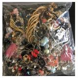 W - BAG OF COSTUME JEWELRY (L125)