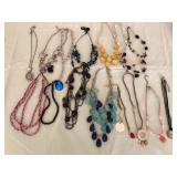 W - MIXED LOT OF COSTUME JEWELRY (L77)