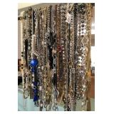 W - MIXED LOT OF COSTUME JEWELRY (L128)