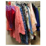 W - MIXED LOT OF WOMEN'S CLOTHING (M3)