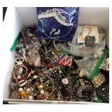 W - MIXED LOT OF COSTUME JEWELRY (L122)
