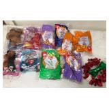 W - LOT OF HAPPY MEAL TOYS & WREATH (B57)