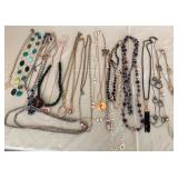 W - MIXED LOT OF COSTUME JEWELRY (L76)