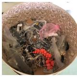 W - MIXED LOT OF COSTUME JEWELRY (L93)