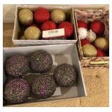 W - LOT OF CHRISTMAS TREE ORNAMENTS (B93)