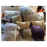 W - MIXED LOT OF ACCENT PILLOWS (M38)