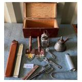 487 - WOODEN BOX & VINTAGE COLLECTIBLES (G152)
