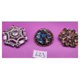 502 - LOT OF THREE BROOCHES (L23)