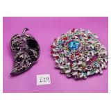 502 - LOT OF TWO BROOCHES (L24)