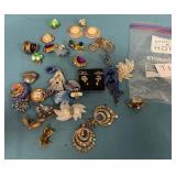 11 - MIXED BAG OF COSTUME JEWELRY (T18)