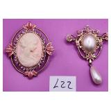 502 - LOT OF TWO BROOCHES (L22)