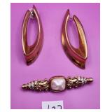 502 - PAIR OF EARRINGS & BROOCH (L27)
